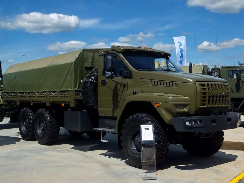 Военный тягач урал 63704