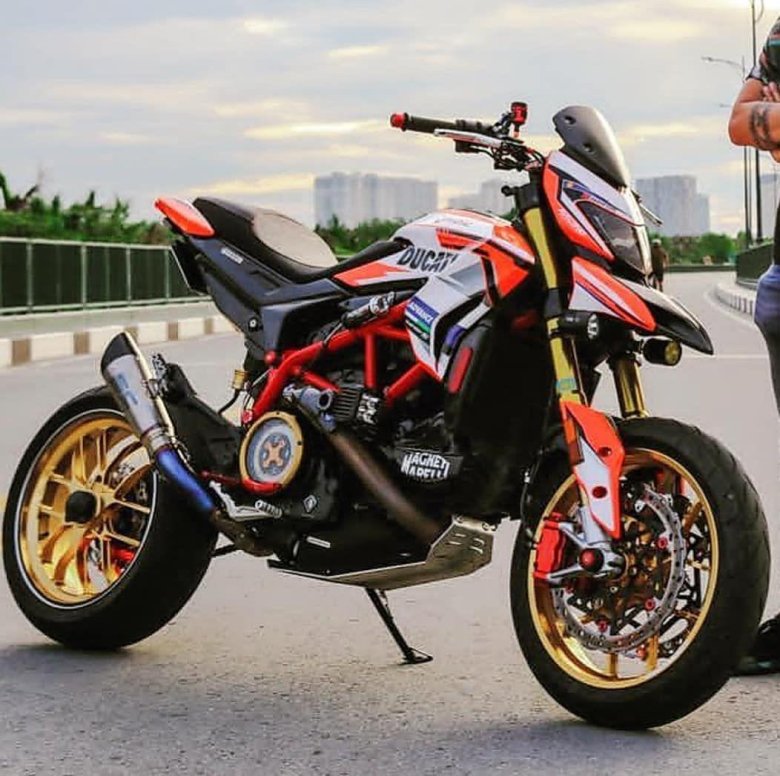 Дукати мотард