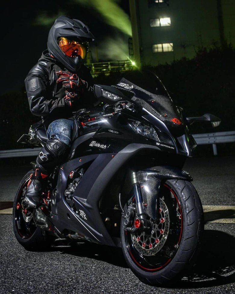 Yamaha r6 черный с мотогонщиком
