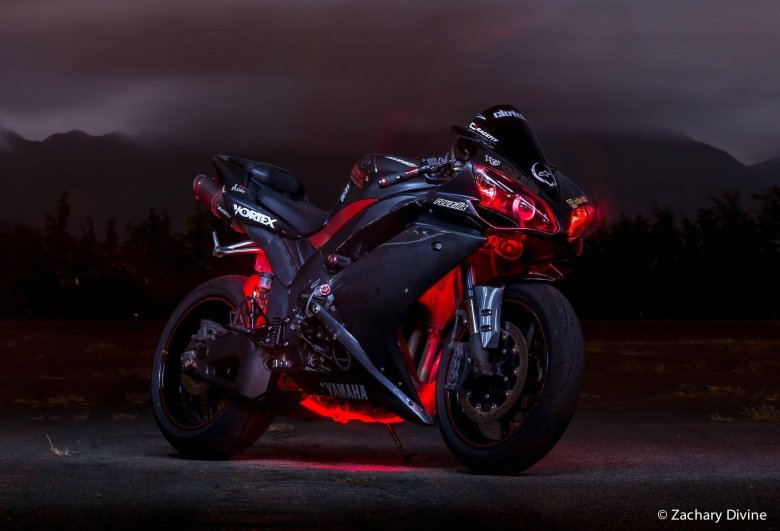 Красный мотоцикл спортивный