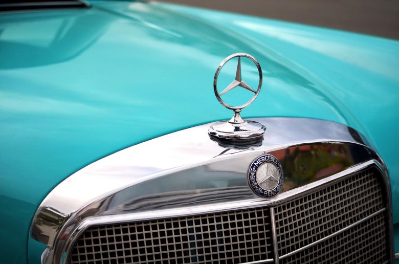Мерседес бенц со значком на капоте
