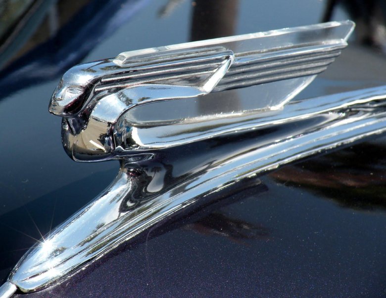 Фигурка на капот авто