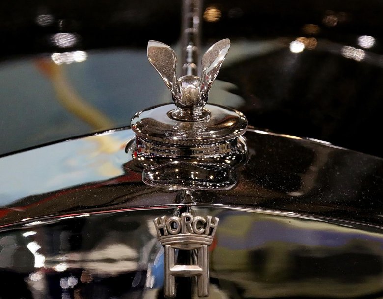 Автомобильная эмблема