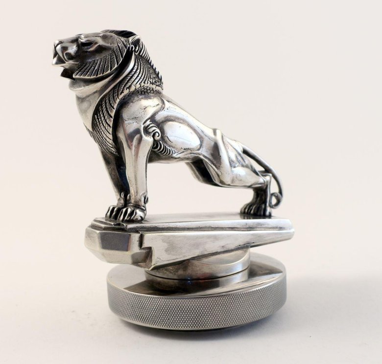 Фигурка на капот