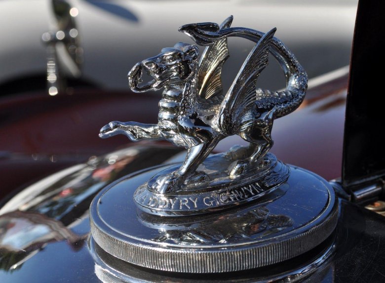 Фигурка на капот автомобиля