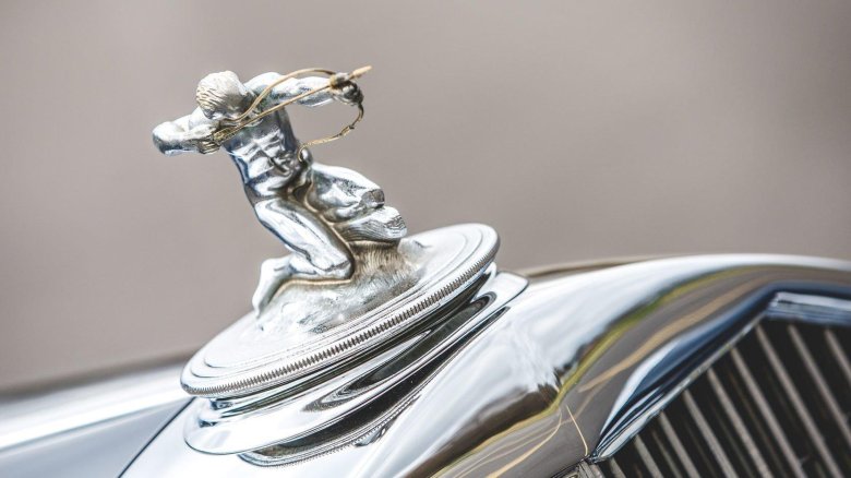 Машина со статуэткой на капоте