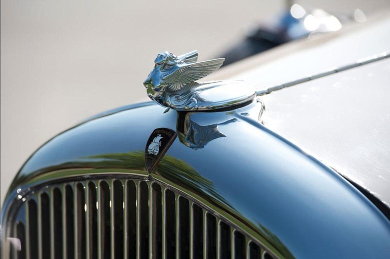 Машина с птичкой на капоте марка