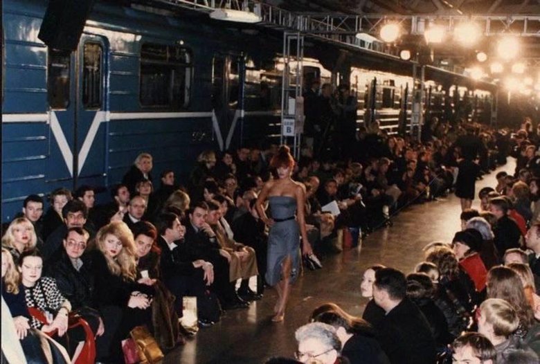Показ givenchy в московском метро 1997