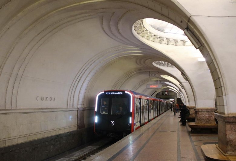 Метро москва поезд