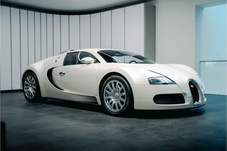 Автомобиль bugatti veyron