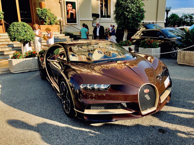 Бугатти шерон золотая