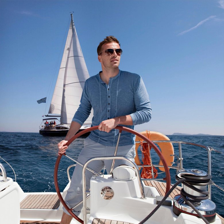 Мужчина на яхте