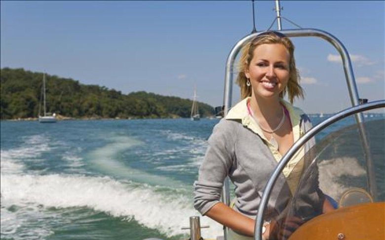 Девушка за штурвалом яхты