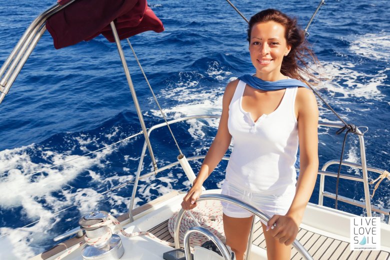Женщина за штурвалом яхты