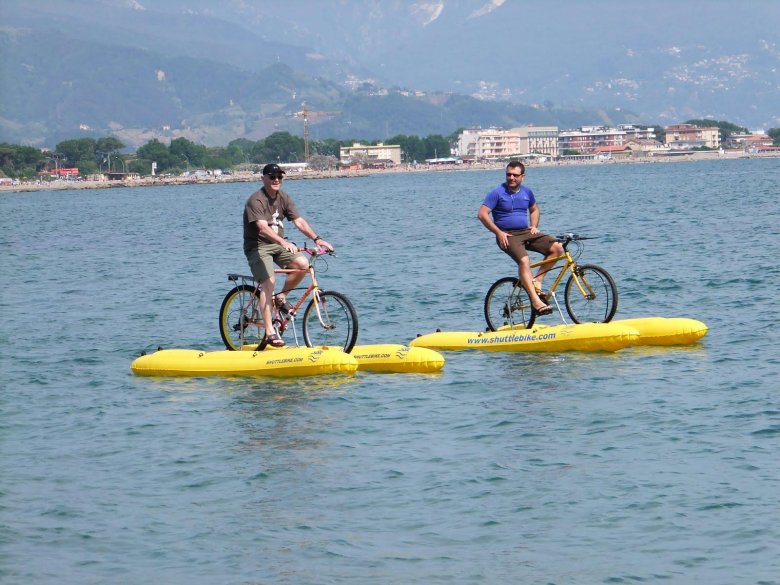 Плавающий велосипед