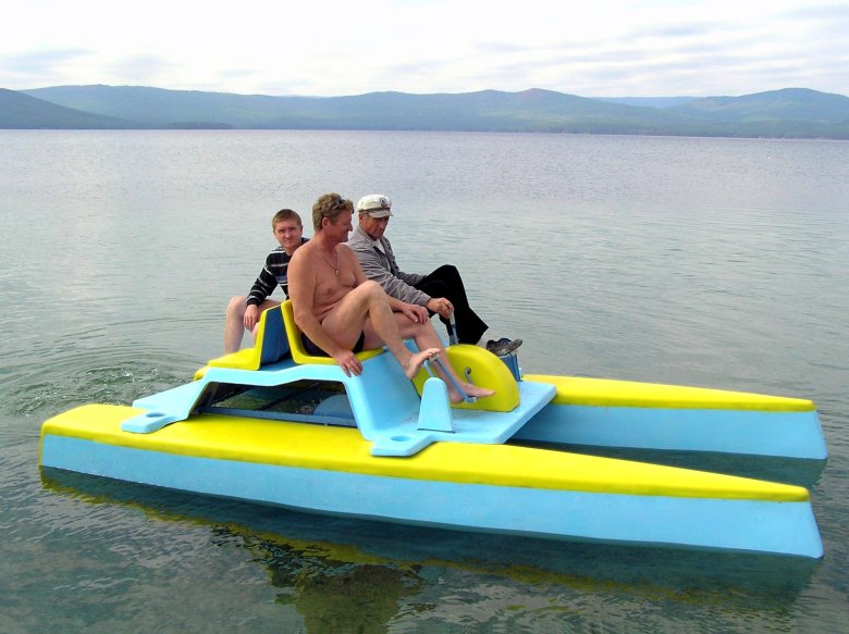 Педальный катамаран с горкой