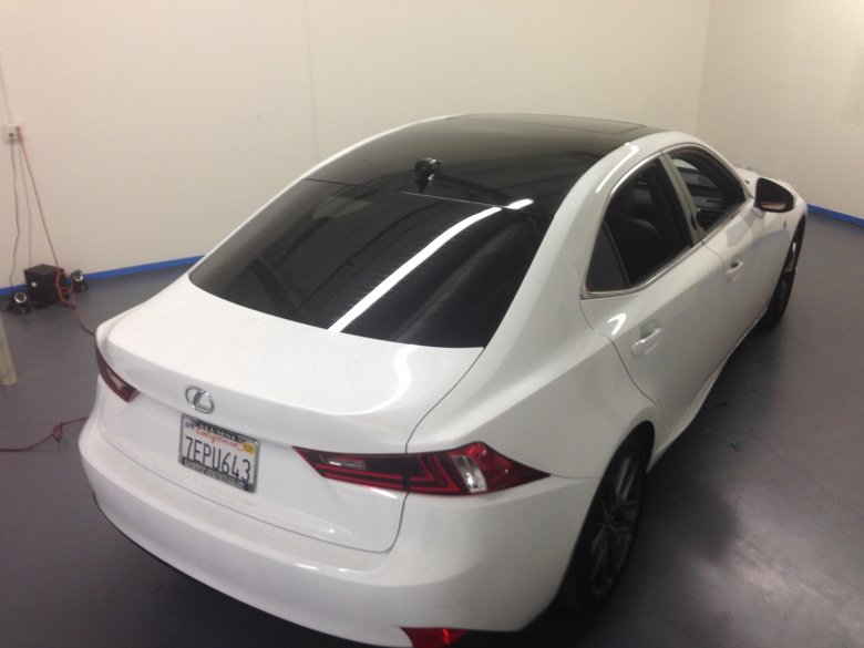 Лексус is 250 белая с черной крышей