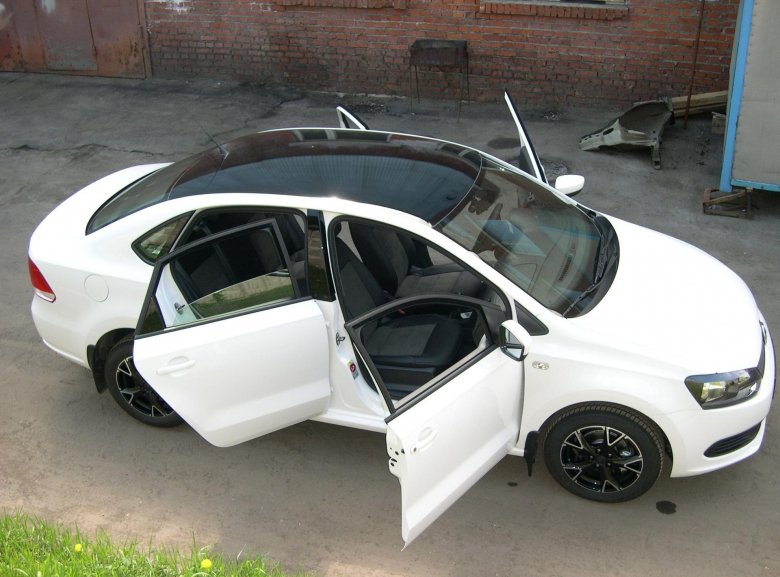 Белый поло с черной крышей