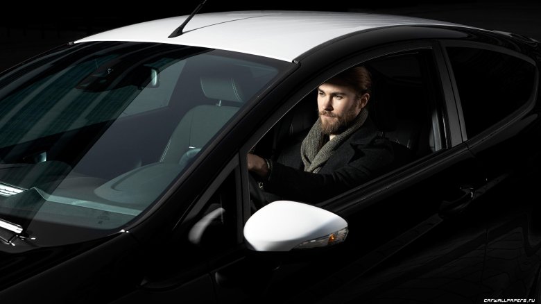 Мужчина в машине