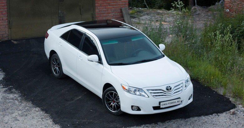 Тойота камри 40 серебристая с черной крышей