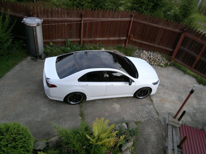 Белая хонда аккорд 2007 с черной крышей