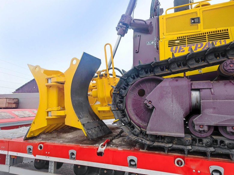 Гусеничный трактор четра