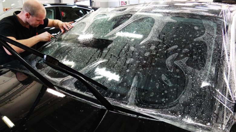 Бронирование пленкой лобового стекла автомобиля