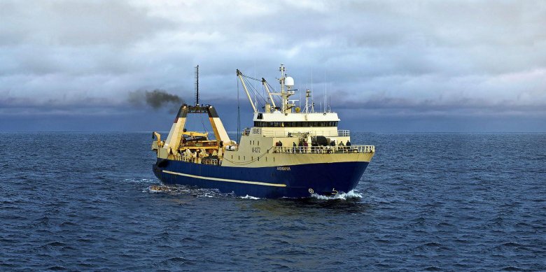 Рыболовные траулеры баренцево море