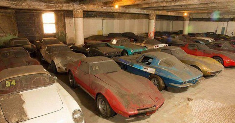 Гараж с машинами