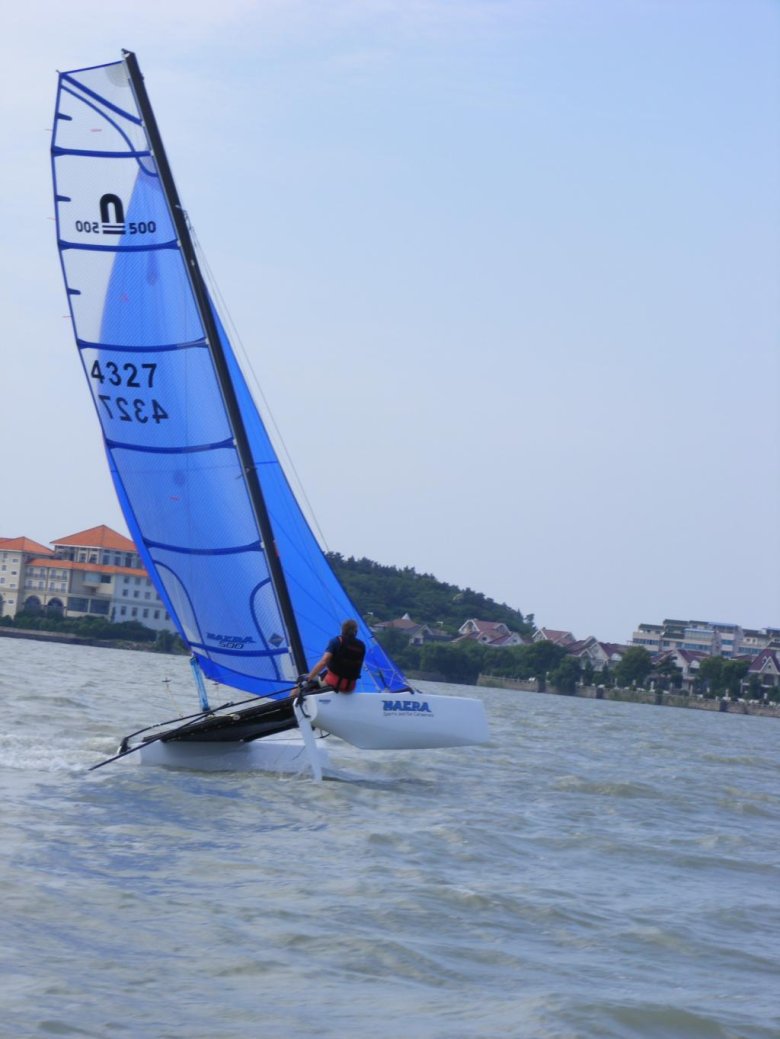 Надувной парусный катамаран