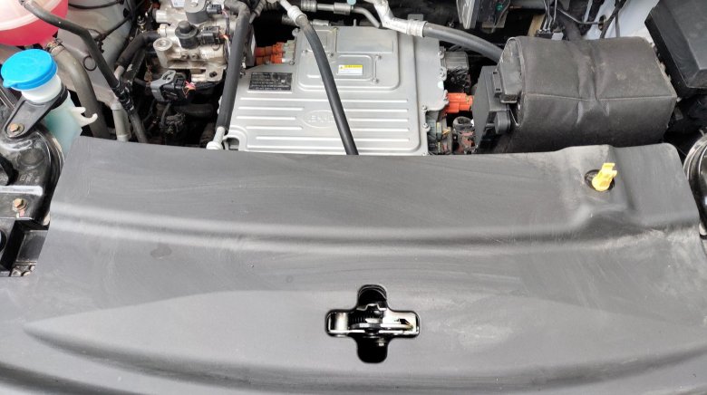 Двигатель под капотом