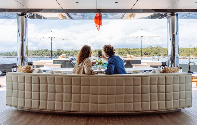 Яхта моторная