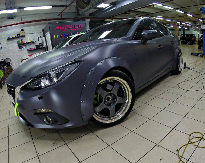 Матовая серая мазда 3