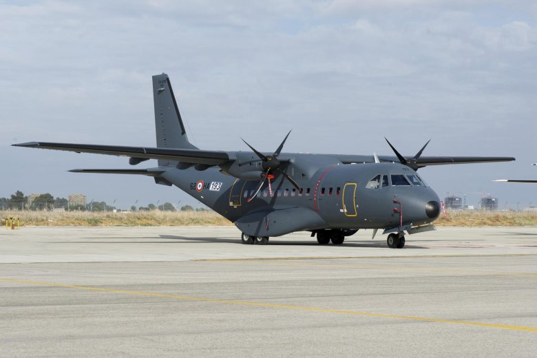 Cn-235 самолет