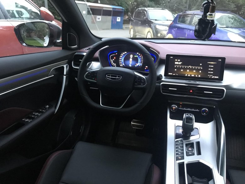 Geely coolray салон