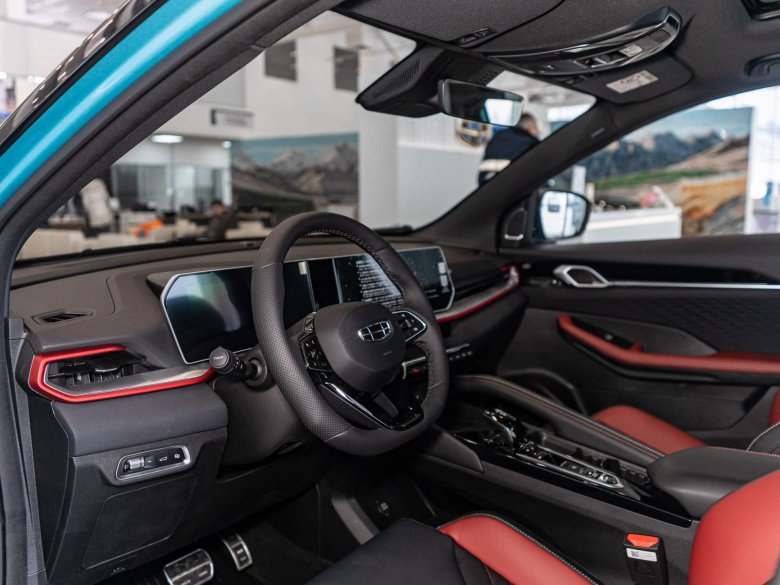 Автомобиль geely coolray