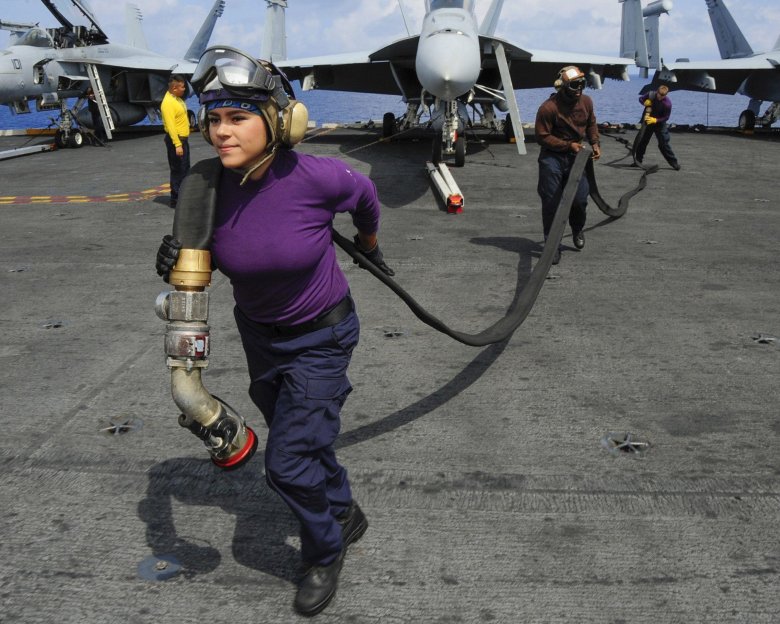 Авиатехники авианосца