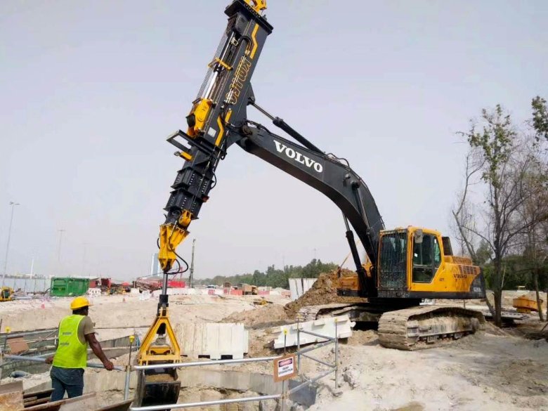 Telescopic boom excavator