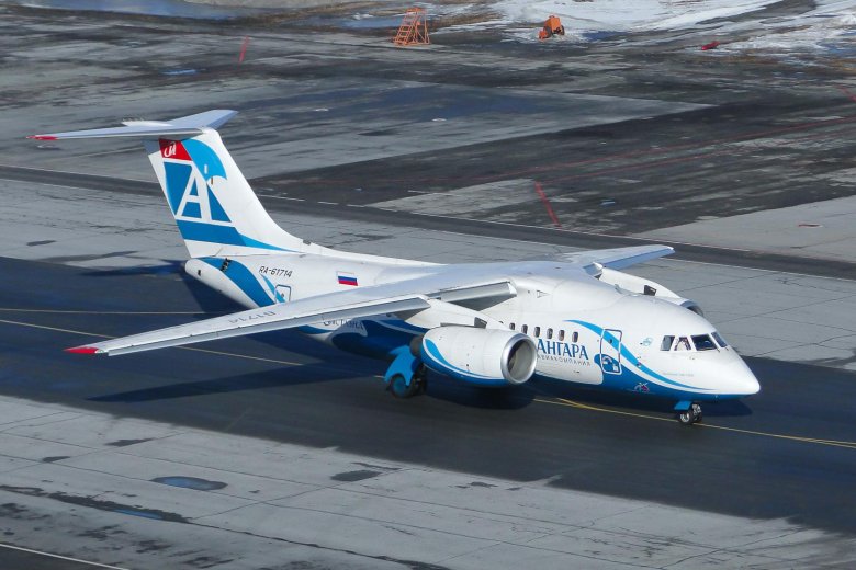 Ан-148 пассажирский самолёт ангара