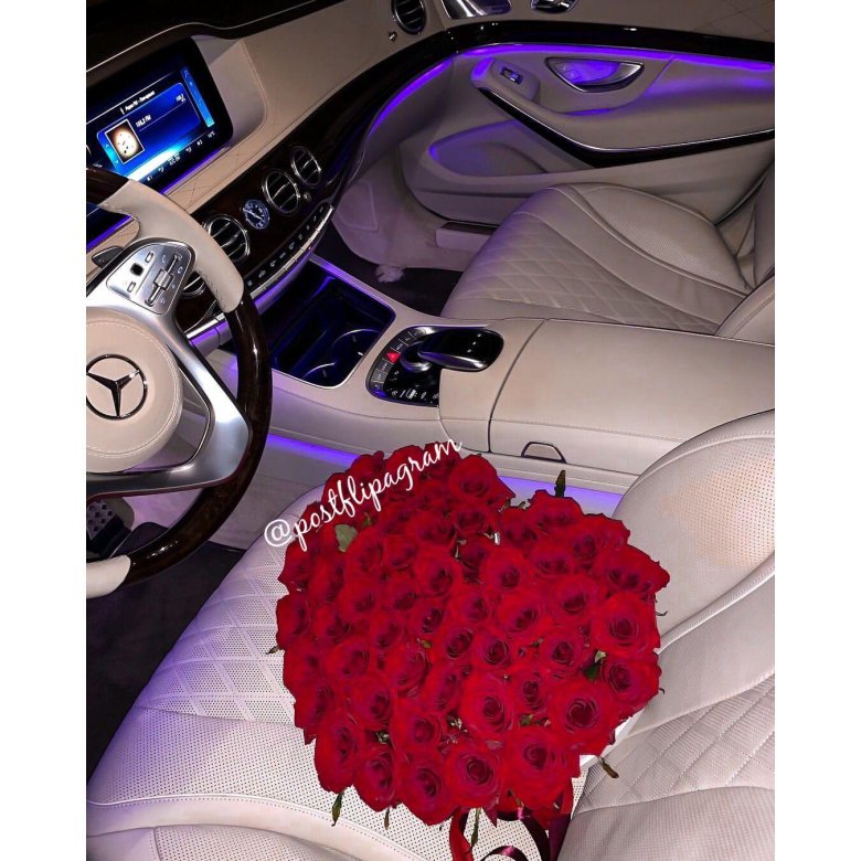 Цветы в салоне машины