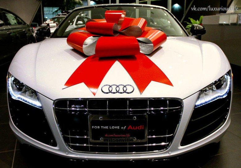 Машина с бантом в подарок