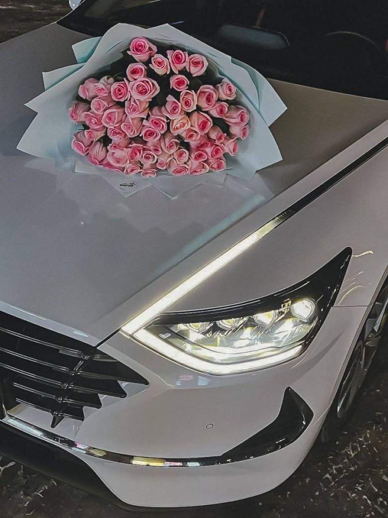 Машина и цветы