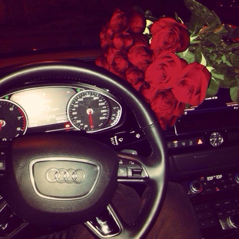 Букет роз в машине