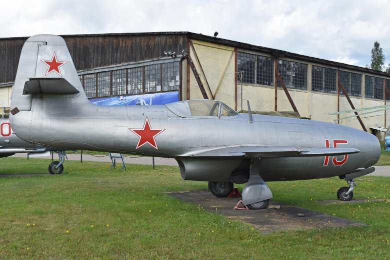 Як 15 реактивный самолёт