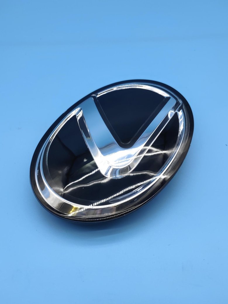 Эмблема лексус на решетке