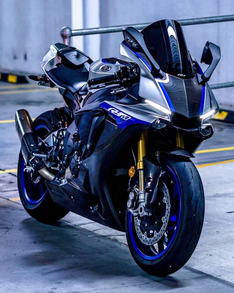 Yamaha r 1 m