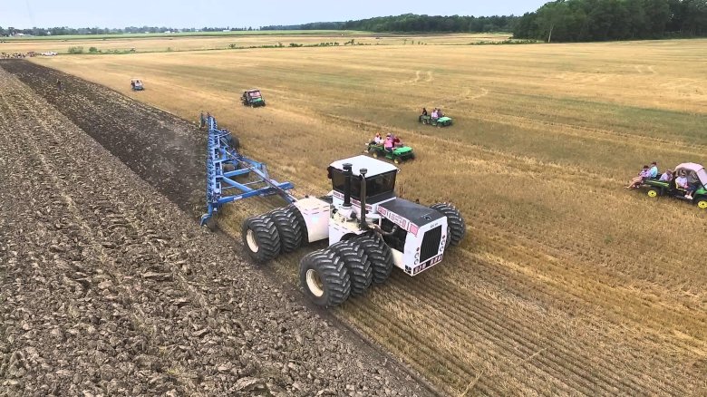 Мощный трактор