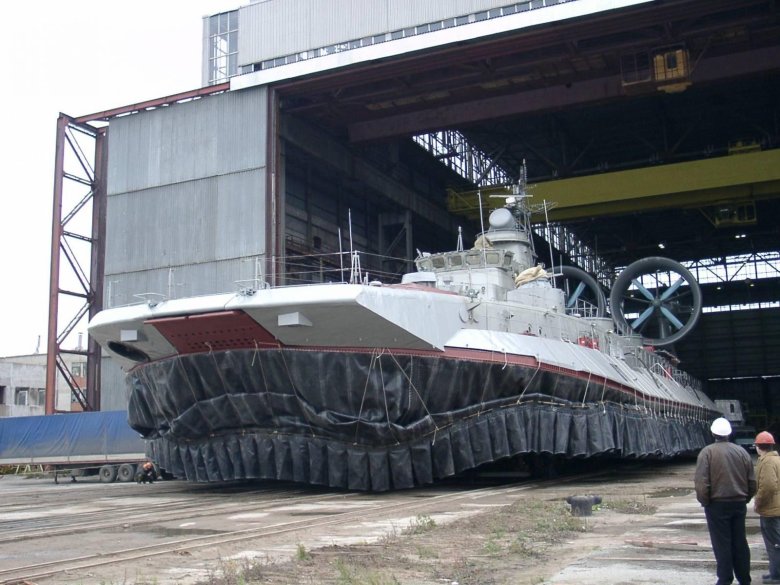 Корабль на воздушной подушке зубр