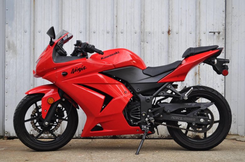 Kawasaki ninja 250 красный
