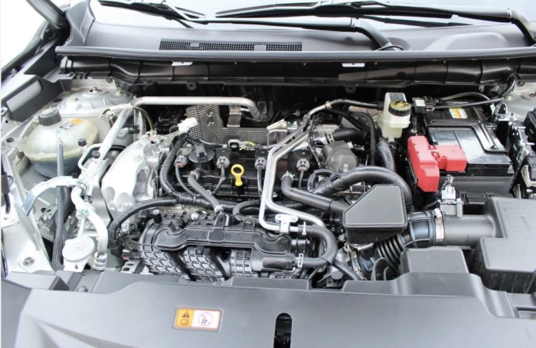 Двигатель под капотом